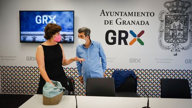 Elisa María Cabrerizo y Antonio Cambril en el Ayuntamiento de Granada