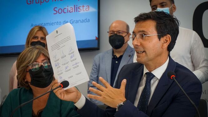 Paco Cuenca muestra la propuesta de la moción de censura con la firma de los 10 ediles socialistas