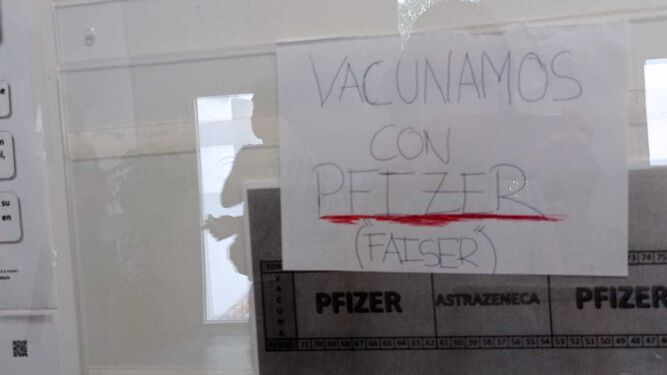 Visto en Granada: El curioso cartel con el que este centro de salud aclara qué vacuna se inyecta