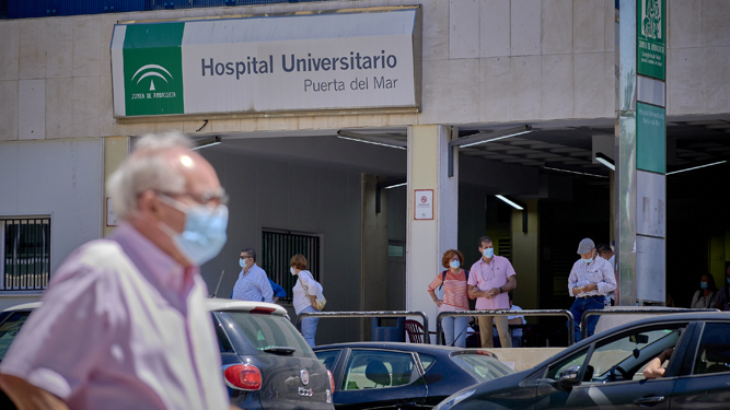 Acceso al Hospital Universitario Puerta del Mar de Cádiz.