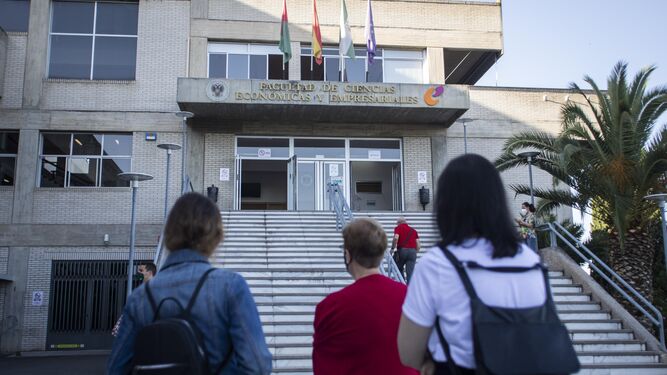 Facultades de Cartuja fueron sedes de las oposiciones del pasado fin de semana.