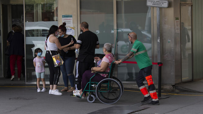 Varios usuarios a las puertas del Hospital Virgen de las Nieves de Granada.