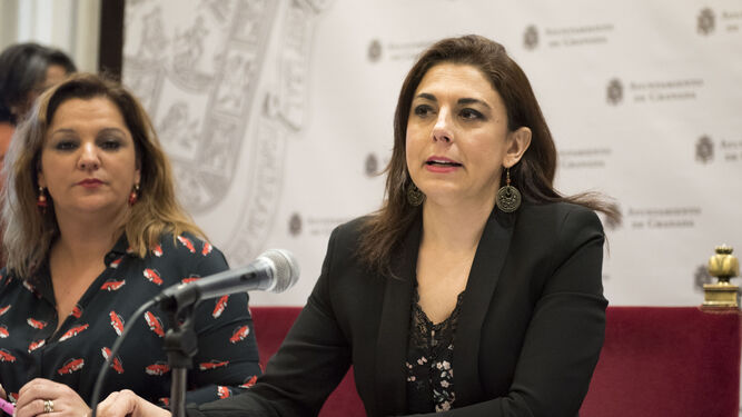 La viceportavoz del PSOE, Raquel Ruz, en el Ayuntamiento de Granada