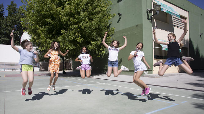 Un grupo de alumnas celebra el fin del cole en el CEIP Fuentenueva.