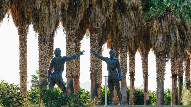 Vista de las estatuas del Parque de los Pueblos de América de Motril
