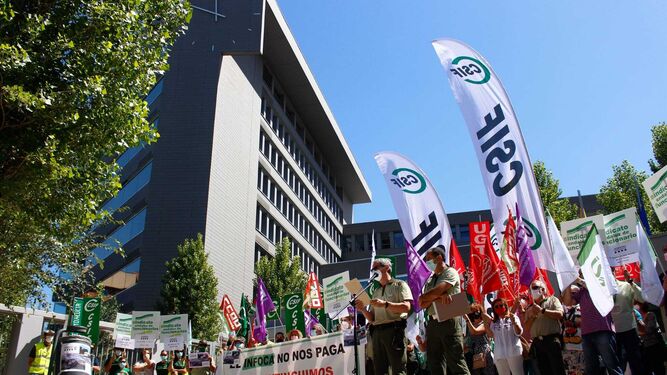 Protesta de los agentes forestales ante la Delegación de Medio Ambiente de la Junta en Granada.