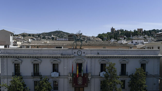 Una vista de la fachada del Ayuntamiento de Granada.