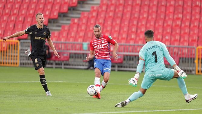 Soldado marca un gol con el Granada CF