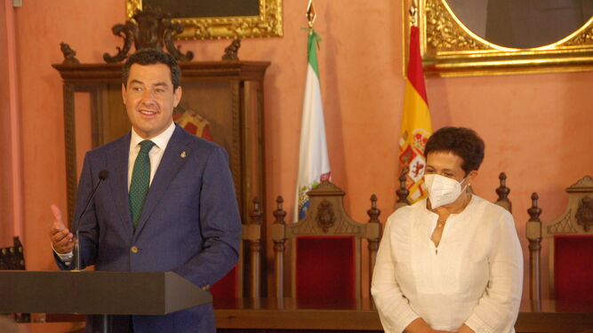 Juanma Moreno junto a la alcaldesa de Huéscar