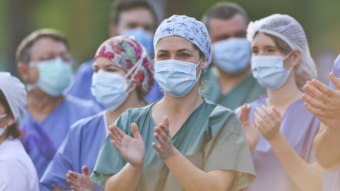 Profesionales aplauden en la puerta de un hospital durante los días de confinamiento.