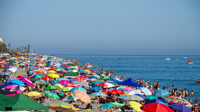 Gran afluencia de gente en las playas de Salobreña durante el primer fin de semana de verano