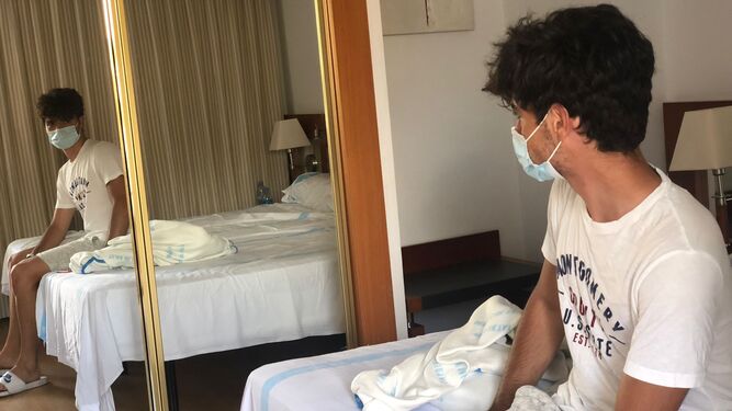 Diego López, de 18 años, en la habitación del hotel de Mallorca donde se encuentra en cuarentena junto a otro compañero.