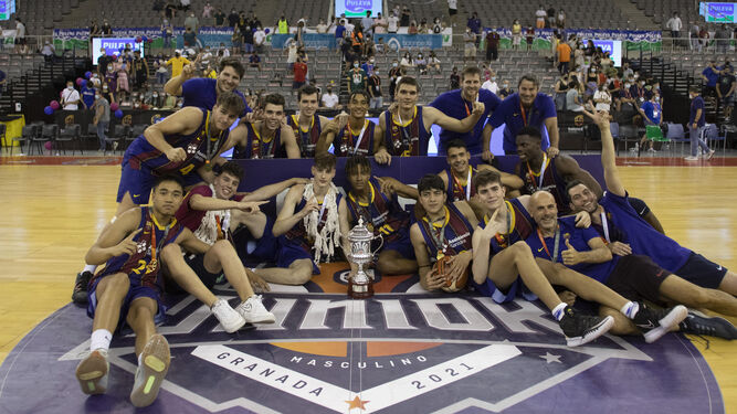 Los jugadores del Barcelona celebran el triunfo en el Palacio de Deportes.