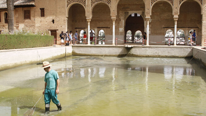 Imagen de archivo de un trabajador en la Alhambra.