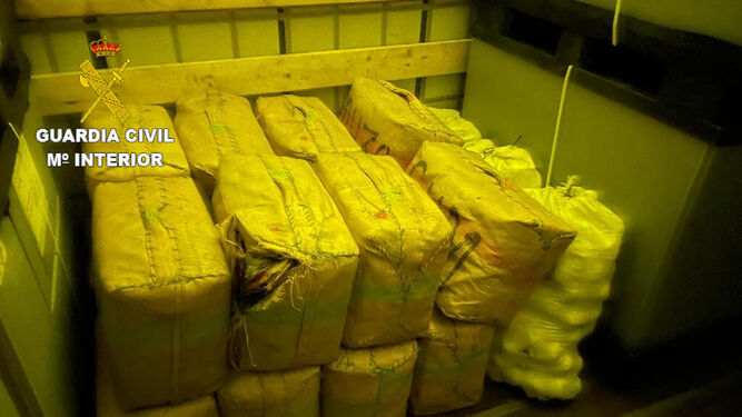 Los 860 kilos de hachís escondidos en el camión interceptado en la A-92 en Granada.