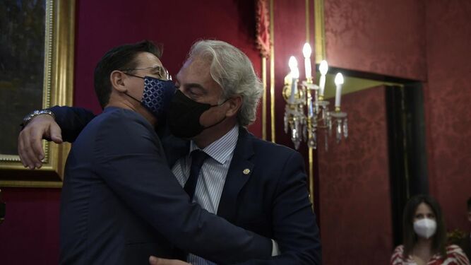 Luis Salvador, en su despedida, se abraza con José Antonio Huertas