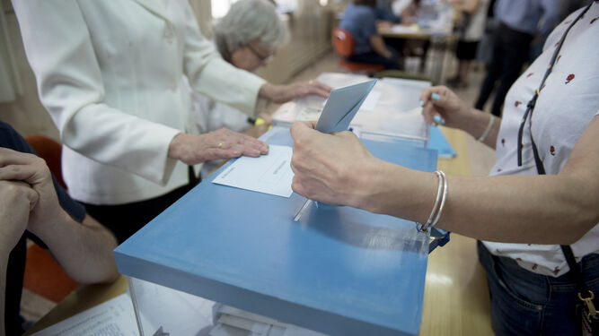 Imagen de archivo de granadinos votando en las Elecciones Municipales de 2019.