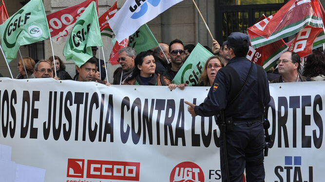 Manifestación de funcionarios de Justicia ante la Audiencia de Sevilla