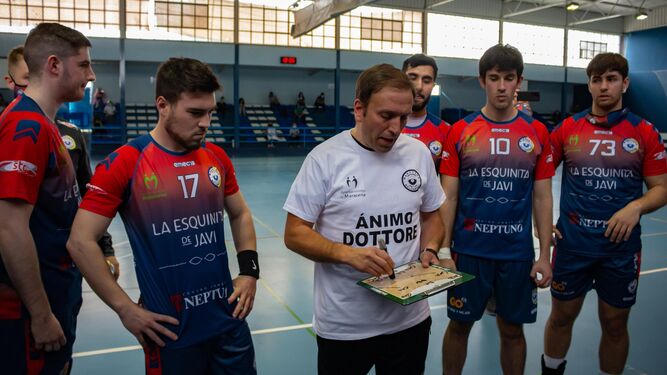 Javier Elvira da instrucciones a sus jugadores durante un partido de la pasada temporada.