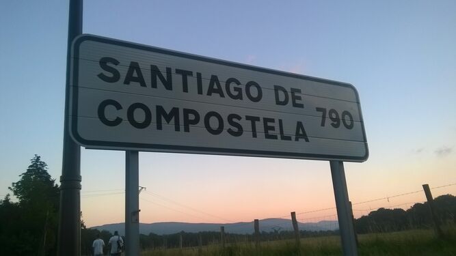 Cartel situado en Roncesvalles con la distancia a Santiago de Compostela.