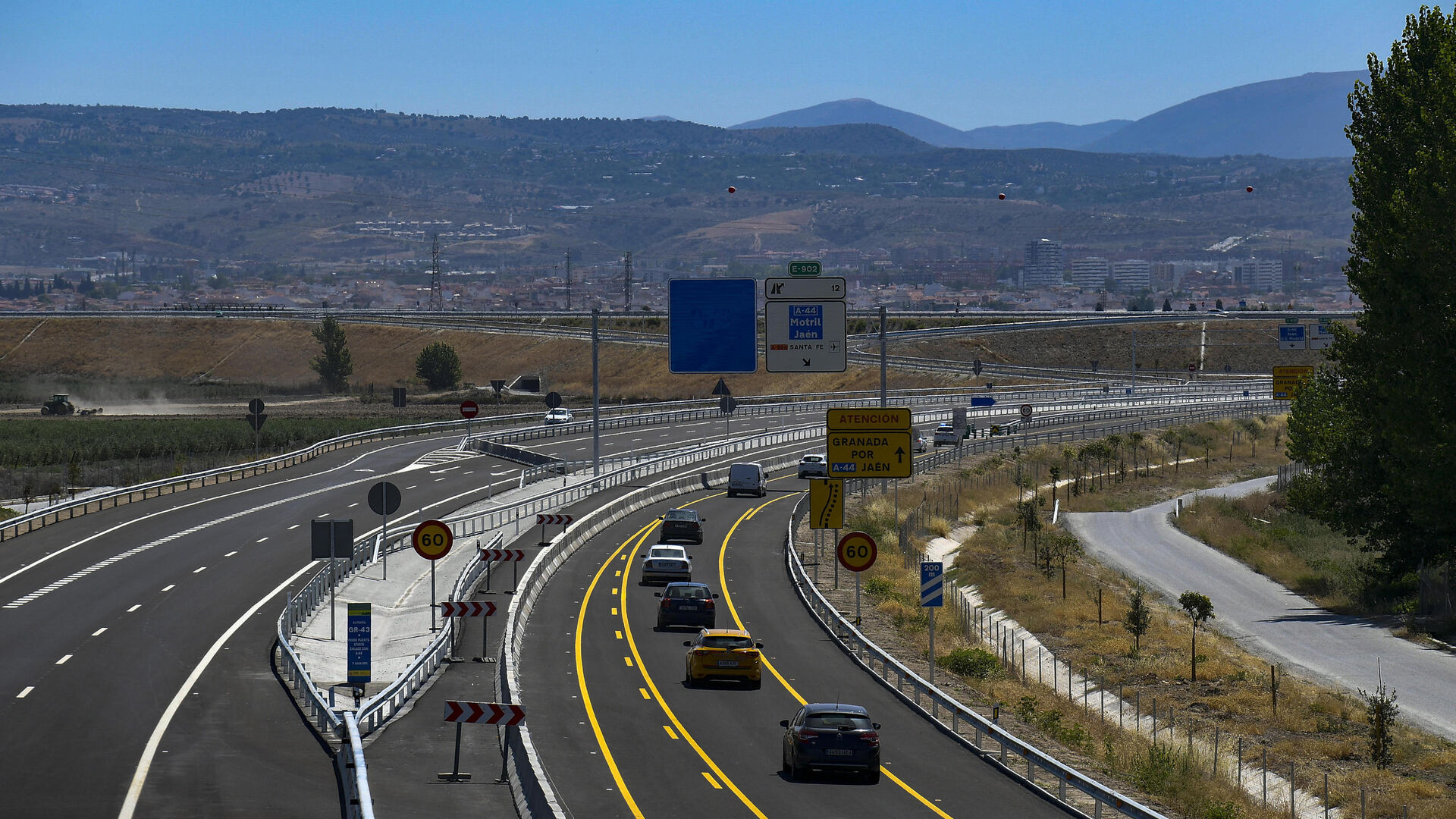 Fotos: ya circulan los primeros veh&iacute;culos por la nueva autov&iacute;a GR-43 de Granada