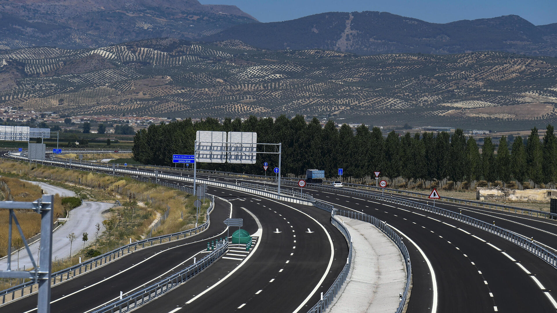 Fotos: ya circulan los primeros veh&iacute;culos por la nueva autov&iacute;a GR-43 de Granada