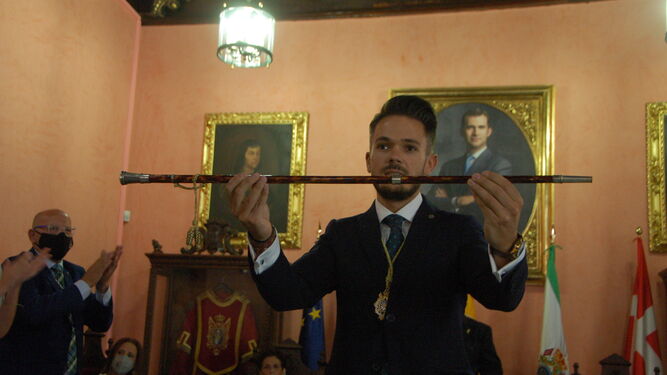Ramón Martínez muestra el bastón de mando tras jurar el cargo como alcalde de Huéscar