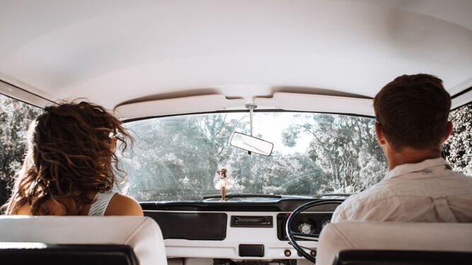 Una pareja,  durante un viaje en coche