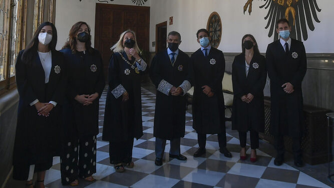 Ana Tárrago y Lorenzo del Río junto a los cinco nuevos fiscales que ayer juraron su cargo.