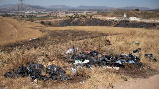 Al menos 70 hectáreas quemadas con la basura en el punto de mira