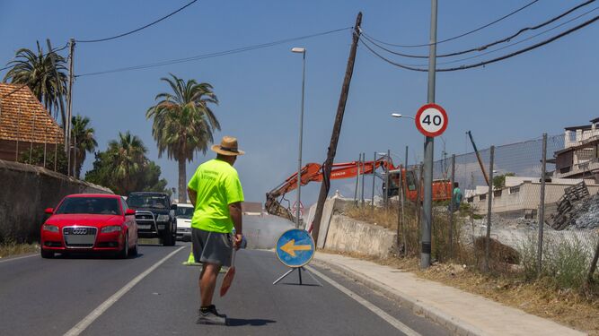 Costa de Granada: derriban un muro del camino de Las Ventillas para de la ampliación del acceso a Motril