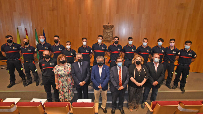 Foto de familia de la toma de posesión de los nuevos bomberos de la provincia de Granada.