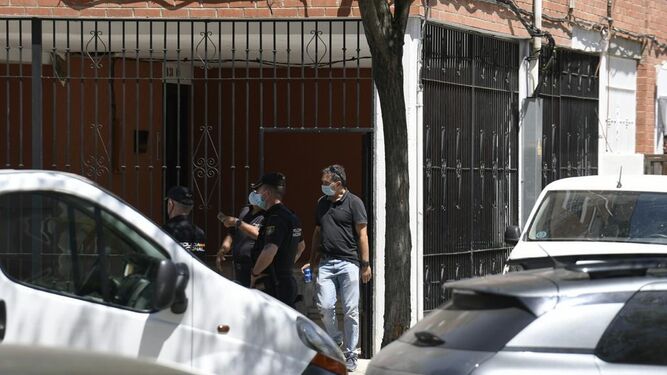 Agentes de la Policía Nacional en la zona de la calle Rey Ben Ziri del Almanjáyar de Granada donde ha sido el tiroteo.