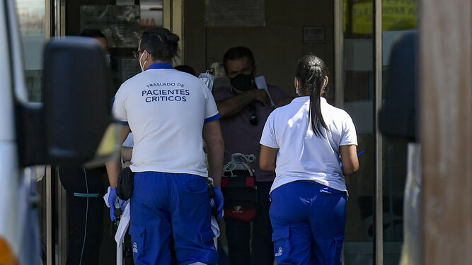 El Colegio de Médicos de Granada denuncia la sobrecarga laboral en este verano de pandemia y pide refuerzos