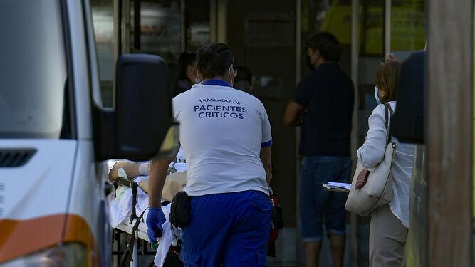 Los hospitales de Granada superan el centenar de ingresados por Covid y los contagios siguen al alza