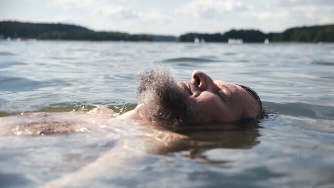 Dabiz Riaño bañándose en un lago para '7 lagos, 7 vidas'