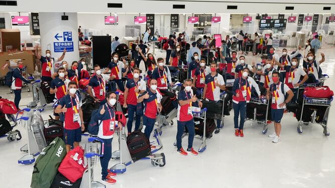 El grueso del equipo español, en su llegada a Tokio.