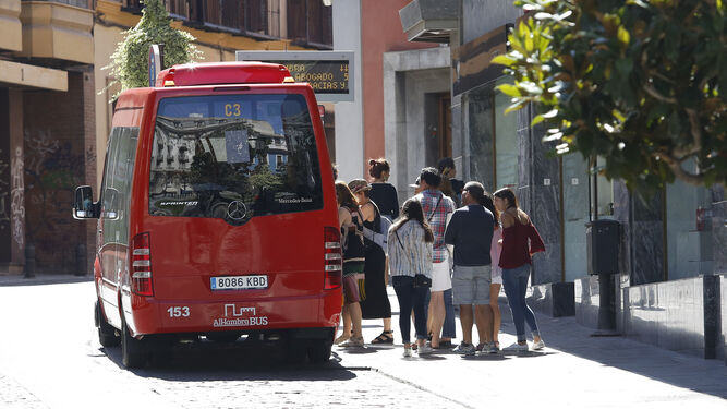 Un autobús recogiendo viajeros para la Alhambra