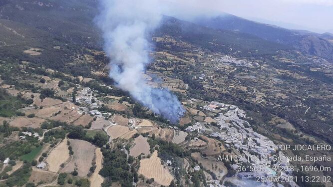 Panorámica aérea realizada por el Infoca del incendio en la Tahá de Pitres