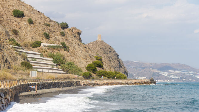 Costa de Granada: reabren la playa de Castillo de Baños tras localizar E. Coli en el agua