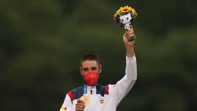 David Valero muestra su bronce olímpico en el podio