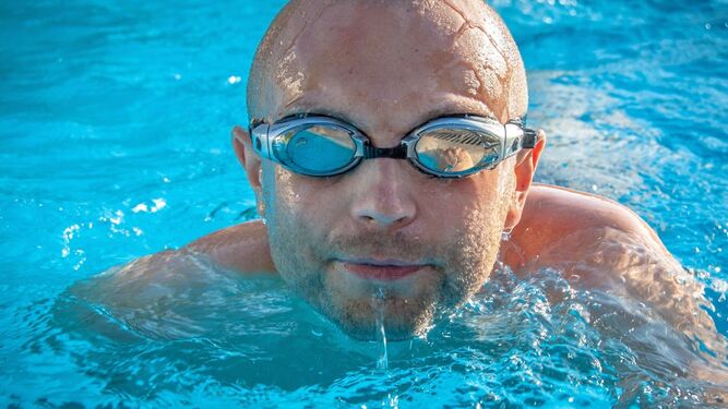 Un estudio de la UGR concluye que usar gafas de natación provoca daños en el lagrimal