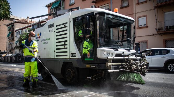 El Ayuntamiento de Granada dispone brigadas de "choque" para la limpieza urgente de los barrios