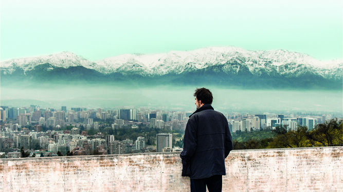 Moretti frente a la Cordillera de los Andes en el horizonte de Santiago de Chile.