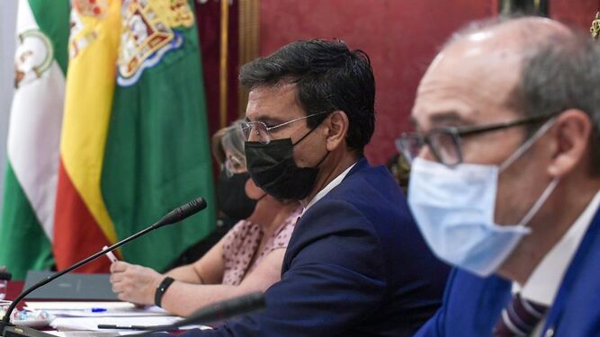 El alcalde de Granada, Paco Cuenca junto a parte de su equipo de gobierno