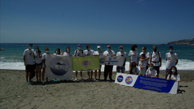 La Red de Vigilantes Marinos en Almuñécar logra retirar 33 kilos de basura de los fondos de Cotobro y de la Playa de San Cristóbal