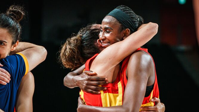 Ndour se abraza con una compañera al finalizar el encuentro contra Canadá.