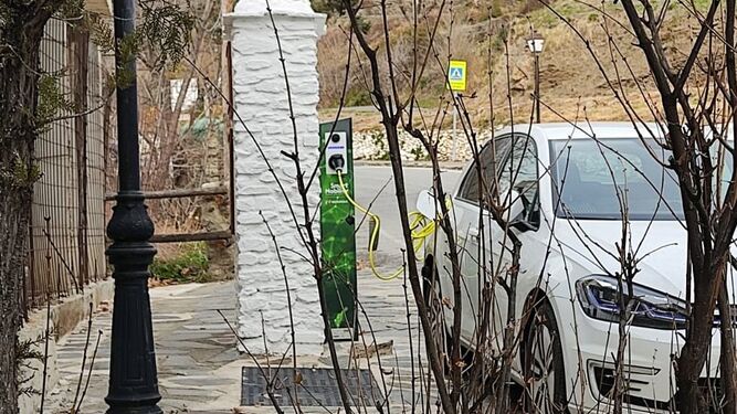 El punto de recarga de coches eléctricos instalado en Bubión.