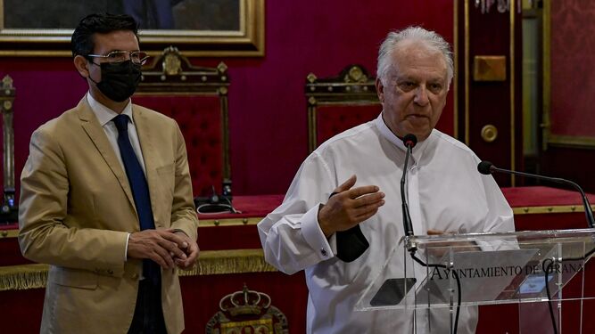 Pepe Romero agradece el galardón a su hermano en presencia del alcalde de Granada.