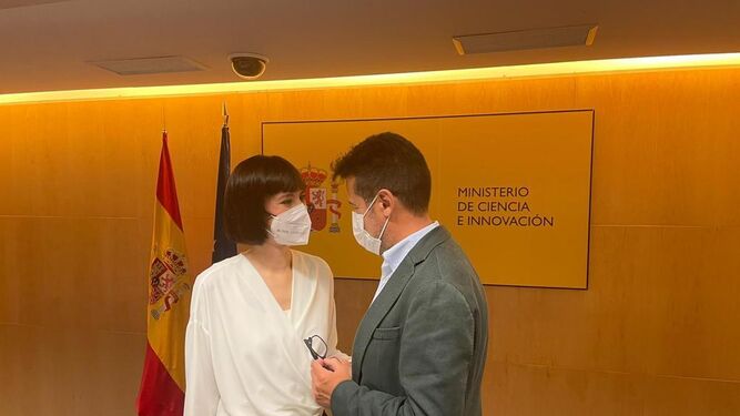 La ministra de Ciencia e Innovación, Diana Morant, y el senador por Granada Alejandro Zubeldia.